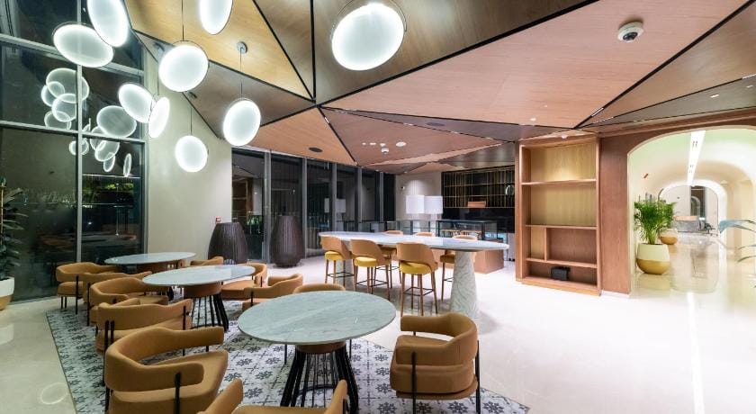 Tumbi West Palm Beach Hotel Dubai,Tapestry Collection Hilton Hotel in Dubai
