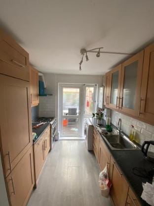Spacious Flat near Victoria Station Apartment in London