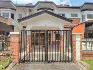 Indahpura Kulai 868 21pax 4BR double Story House Vacation rental in Johor