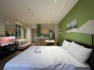Gramercy Residences in Makati w/ Balcony, Pool,Gym Apartment in Makati
