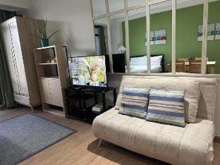 Gramercy Residences in Makati w/ Balcony, Pool,Gym Apartment in Makati