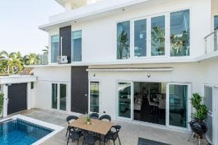 LUXE Pool Villa Pattaya 3 Bedroom Villa in Pattaya City