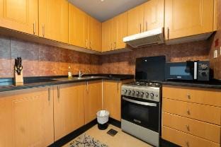 Brown Stone - Canal View Hamilton Apartment in Dubai