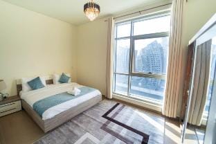 Brown Stone - Canal View Hamilton Apartment in Dubai