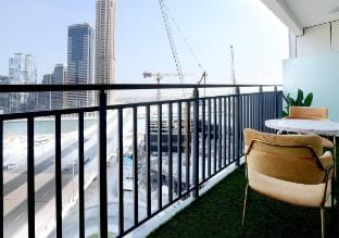 Brown Stone - Canal & City View Zada Apartment in Dubai