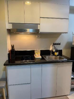 Elegant 1BR with Karaoke and Kitchen 10mins to MOA Apartment in Pasay