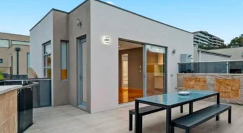 Entire studio with balcony Apartment in Melbourne