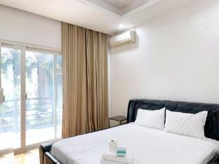 KOREGON REGENCY UNIT C 5 BEDROOM  Villa in Angeles