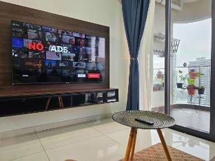 Danga Bay JB，HighFloor Beachfront Condo with 65"TV Vacation rental in Johor Bahru
