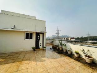 Luxury lake view home stay at near AIG hospitals Vacation rental in Hyderabad