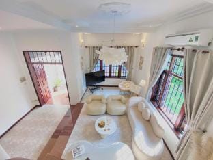 Biệt thự hồ bơi Thảo Điền, 5PN, 6 phòng tắm, BBQ Vacation rental in Ho Chi Minh City