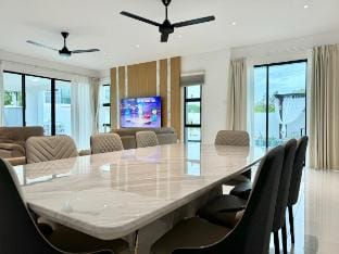 Luxury 5BR Home w/ Private Pool, 18Pax, Netflix Vacation rental in Kedah