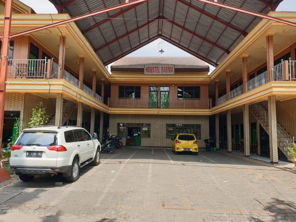 Hotel O Houstel Darma Syariah Hotel in East Java