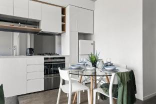 Stylish 2BR Apartment with Panoramic City Views Apartment in Melbourne