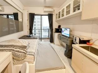 Cozy Studio Skyhouse Apt near ICE BSD w/ pool &Gym Apartment in West Java