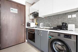 Silkhaus Modern Studio in Art Gardens| Pool & Gym Apartment in Dubai