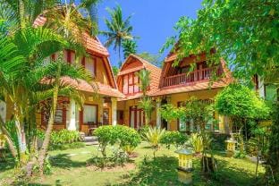 (One) BR Duplex House w/Stunning Garden & Pool Villa in Sukawati