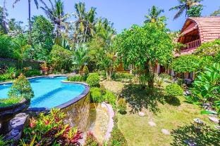 Entire House 3 BR with Private Pool w/ Huge Garden Villa in Sukawati