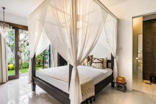 Modern 4BR Private Pool Villa in the heartSeminyak Villa in Kuta