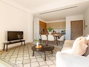 Sanders Breeze - Great two-bedroom apartment with balcony Apartment in Germasogeia
