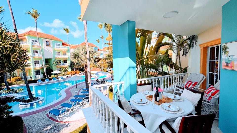 Walk to Beach, Shops, Dining, Pool View, Fast Wifi Apartment in Punta Cana