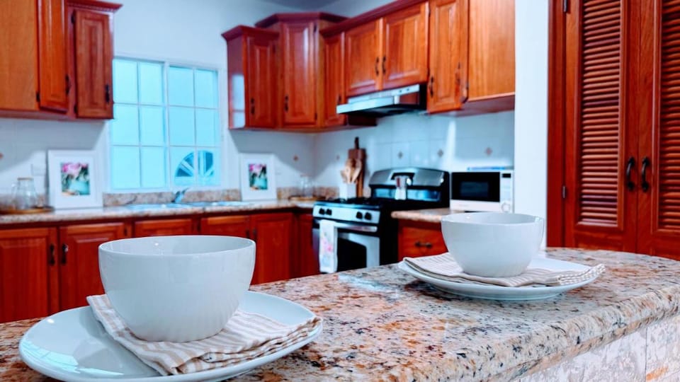 Walk to Beach, Shops, Dining, Pool View, Fast Wifi Apartment in Punta Cana