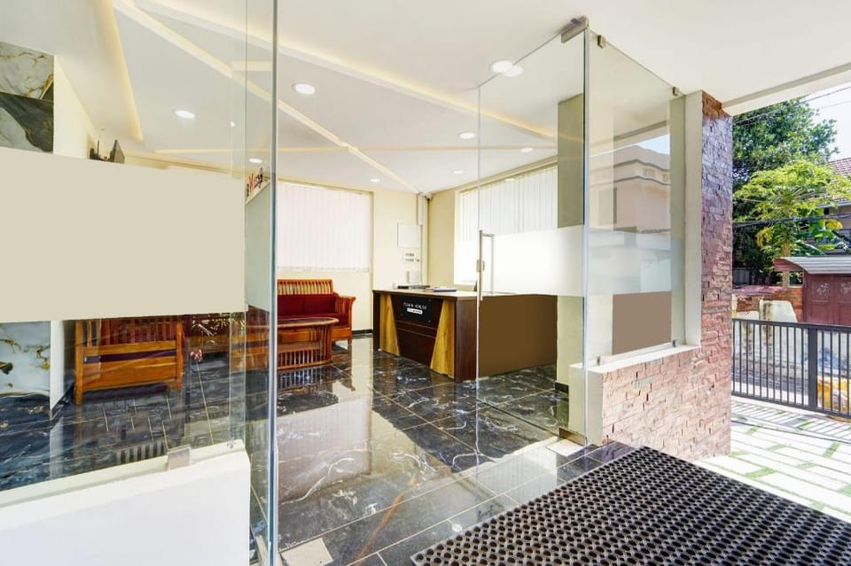 Townhouse Trivandrum Padmanabhaswamy Temple Formerly Rezt N Relaz Inn Hotel in Thiruvananthapuram