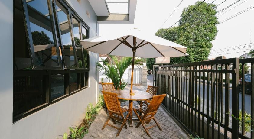 B SYARIAH GUEST HOUSE Bed and Breakfast in East Java