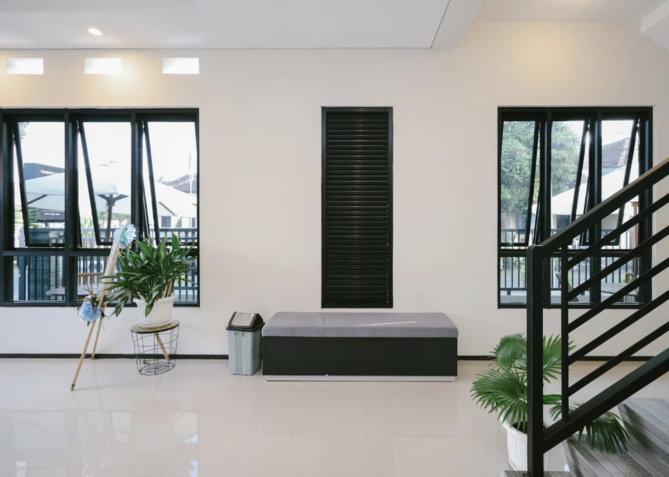 B SYARIAH GUEST HOUSE Bed and Breakfast in East Java