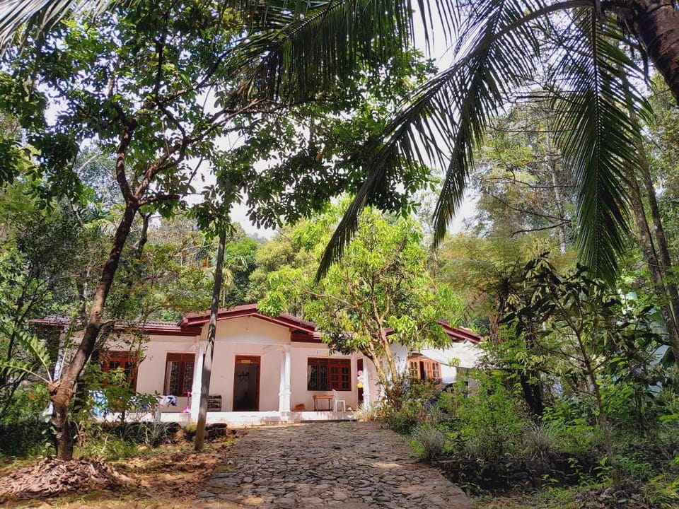 Esmin's Homestay - womens only Hostel in Central Province