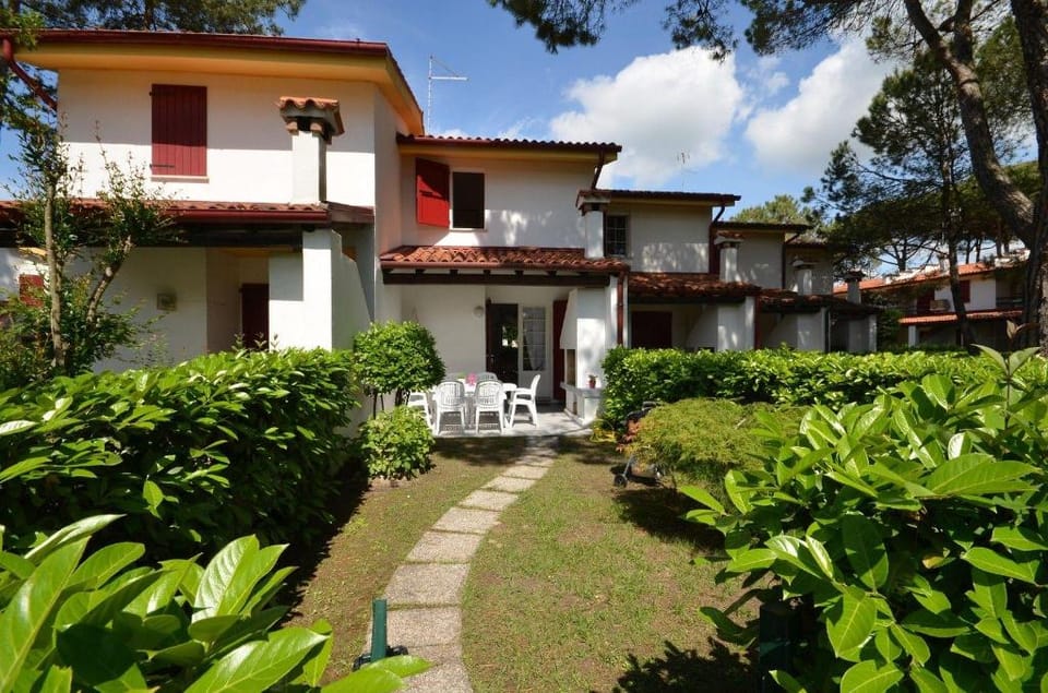 Flat with shared pool and private garden Apartment in Bibione