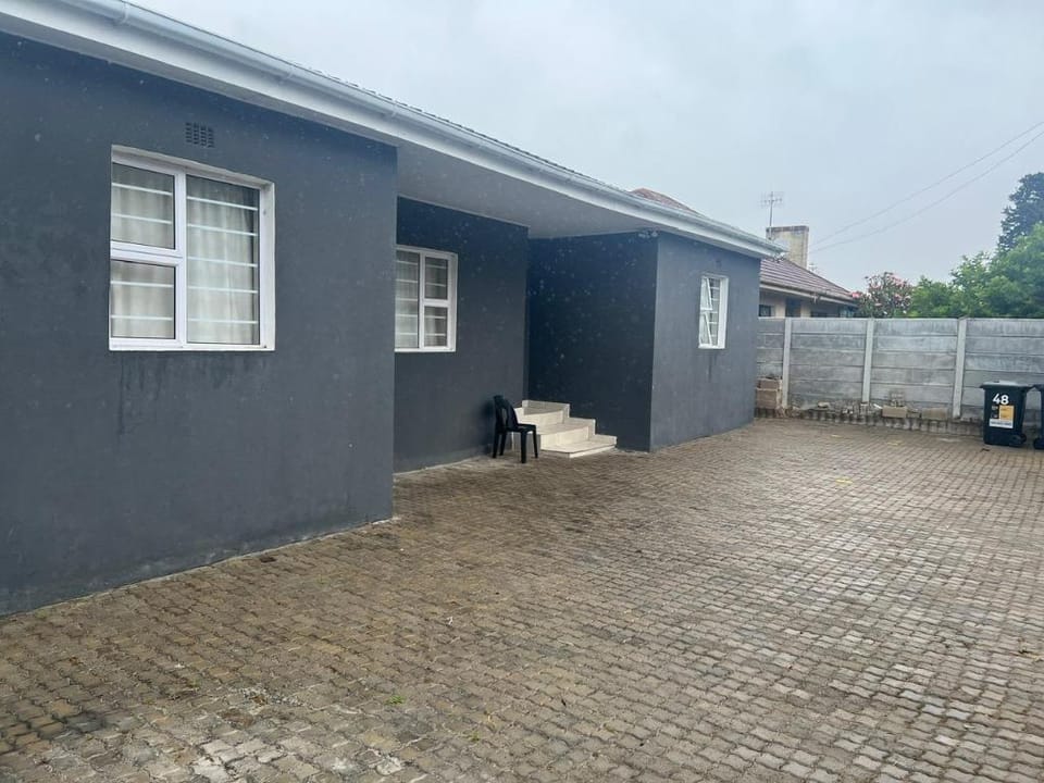 Oakdale-Bellville Backpackers Hotel in Cape Town