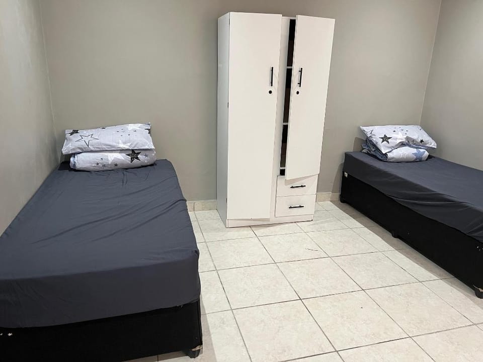 Oakdale-Bellville Backpackers Hotel in Cape Town