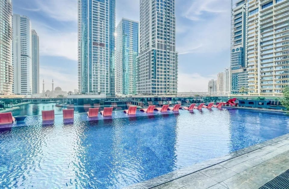 Elite LUX Holiday Homes - Stunning Lake View 1BHK Retreat in JLT, Dubai Apartment in Dubai