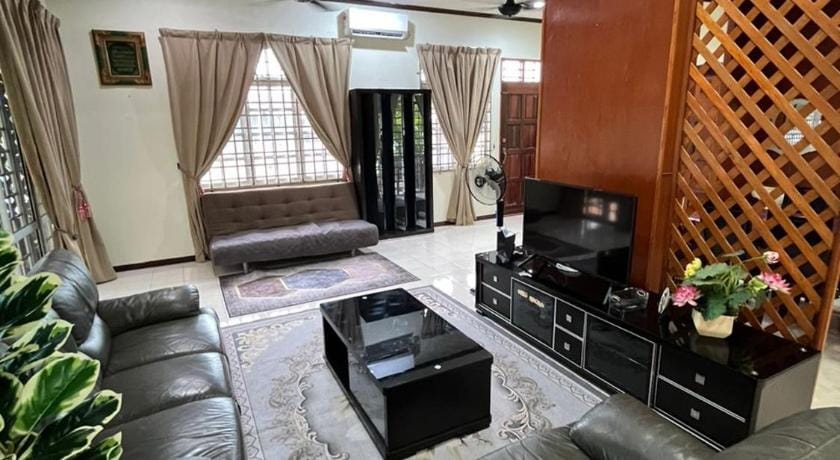 Homestay Dahlia Private Pool - closed to beach Apartment in Terengganu, Malaysia