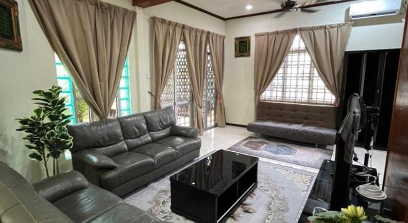 Homestay Dahlia Private Pool - closed to beach Apartment in Terengganu, Malaysia