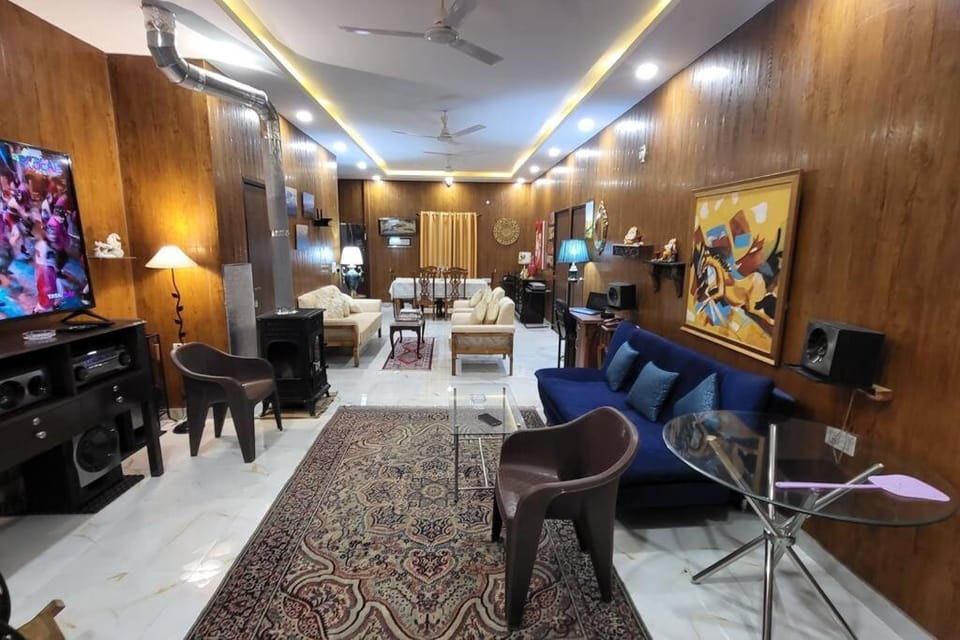 Summit View 3 BHK overlooking the mountains by Roamhome Country House in Uttarakhand