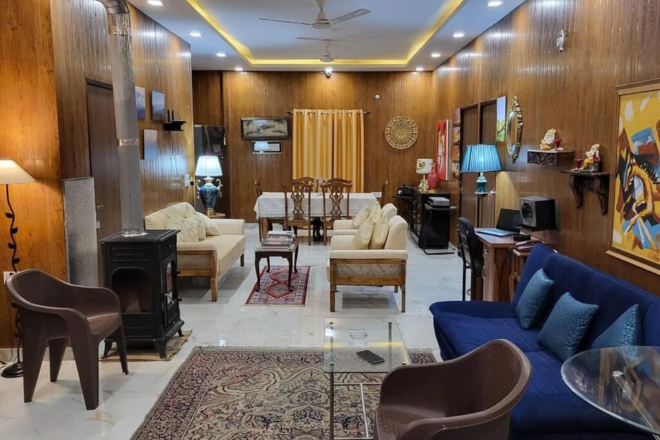 Summit View 3 BHK overlooking the mountains by Roamhome Country House in Uttarakhand