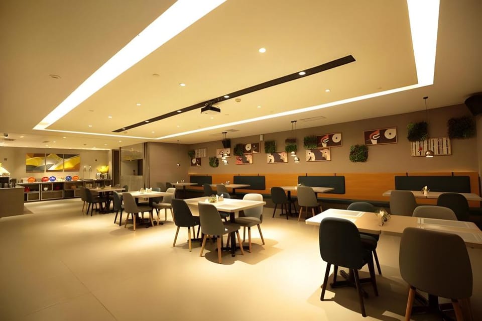 Home Inn Selected Xi'an Tang Dynasty Everbright City Zhuque Street Hotel in Xian
