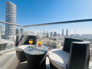 Stylish Spectacular Skyline View, Heart of Dubai Vacation rental in Dubai