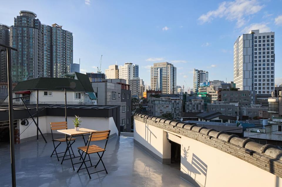 Banwoldang Stn. 3min/ Table for 6/ Hotel bedding Apartment in Daegu