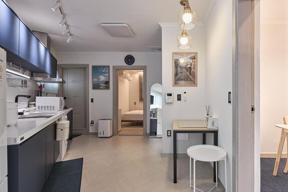 Banwoldang Stn. 3min/ Table for 6/ Hotel bedding Apartment in Daegu