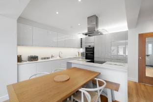 Bright 6 bdr 3 bath House Ideal Pinewood Studios Vacation rental in Slough