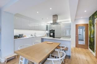Bright 6 bdr 3 bath House Ideal Pinewood Studios Vacation rental in Slough