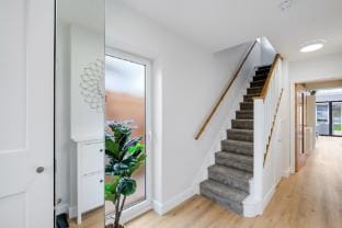 Bright 6 bdr 3 bath House Ideal Pinewood Studios Vacation rental in Slough