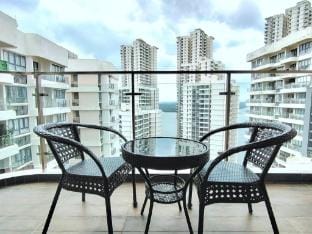 Deluxe 4 Beds 3 Bath w/ Netflix Apartment in Johor Bahru