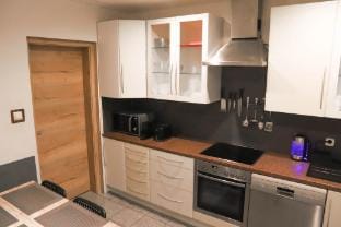 A separate large room. 5 minutes to Westbahnhof Apartment in Vienna