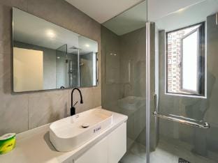Eastern Hub Luxury Two Rooms Homestay near Huaihai Road, Bund, Yuyuan, Walk to People's Square Apartment in Shanghai