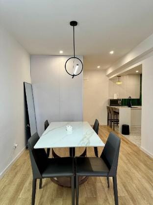 Eastern Hub 城隍庙豪华两房民宿 靠近淮海路 外滩 豫园 步行到人民广场 Apartment in Shanghai
