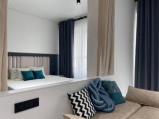 Белая студия на небоскрёбе Акай сити Apartment in Europe